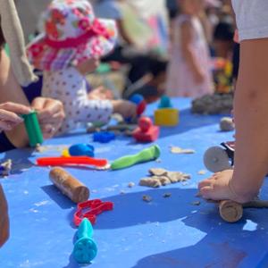 Kids playing with clay and chalk at Discovery Playtime