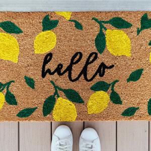Welcome mat decorated with cheerful lemons